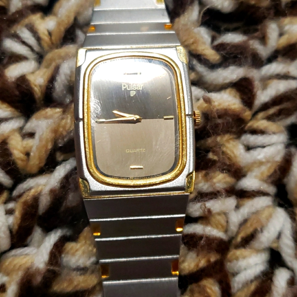 Vintage 1980s Pulsar 2 tone quartz watch V250-5220